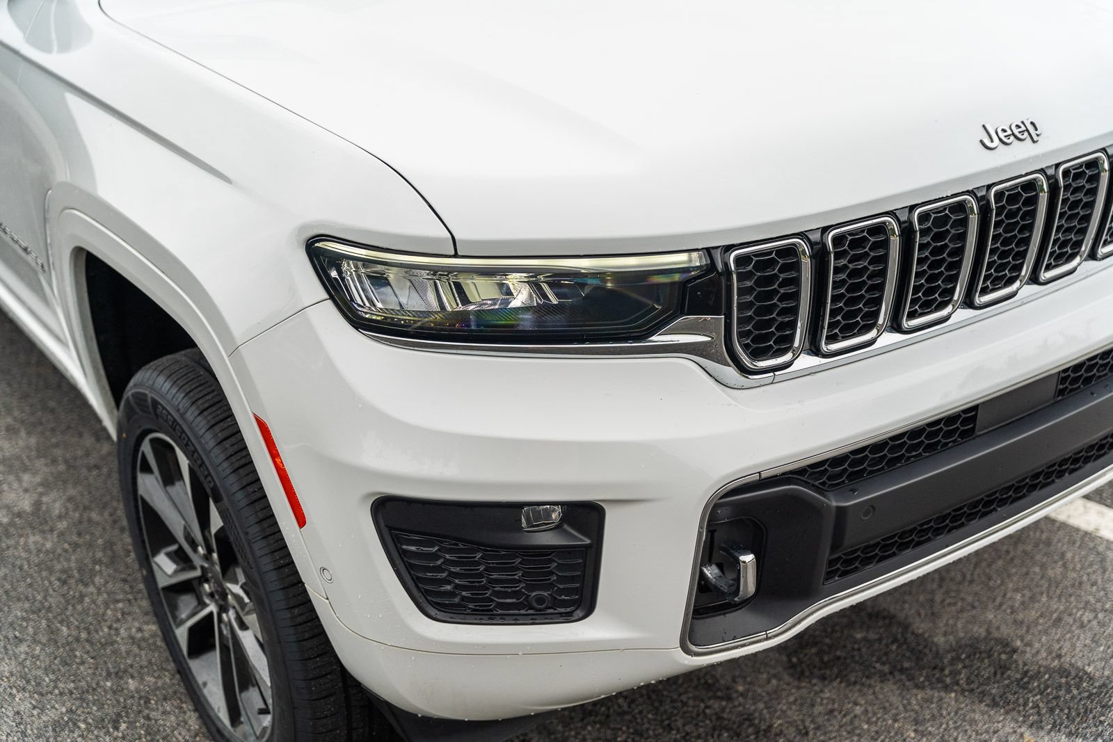 Used 2022 Jeep Grand Cherokee Overland w/ Luxury Tech Group IV AWD/4WD image 14