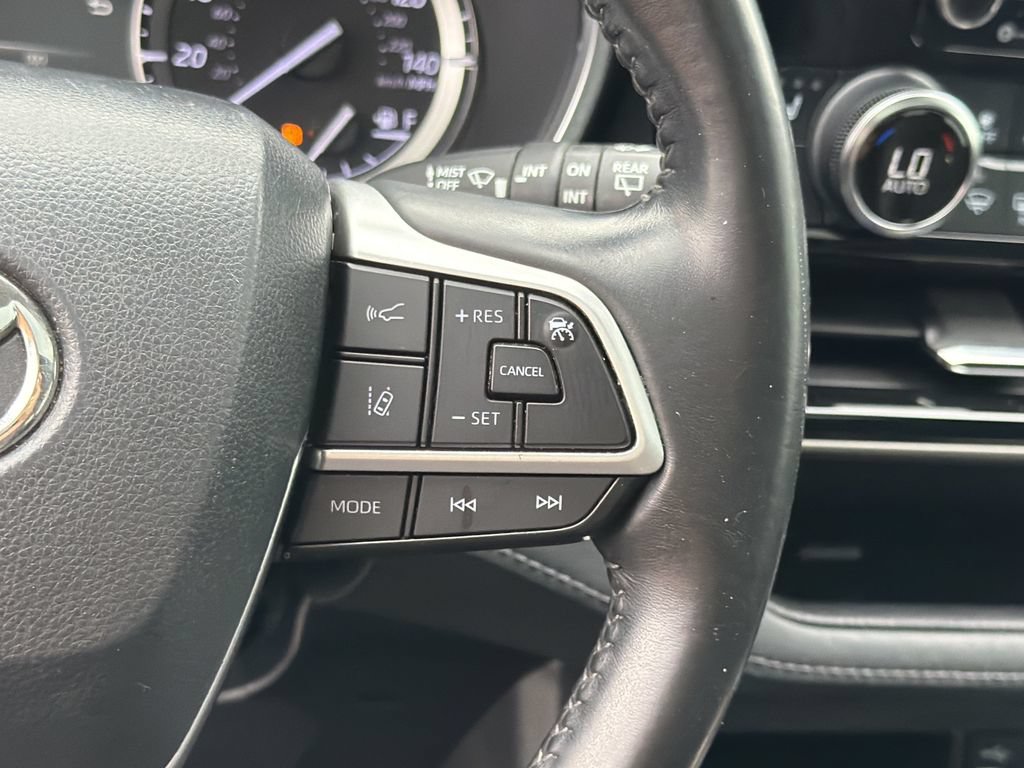 Used 2022 Toyota Highlander XLE FWD image 28