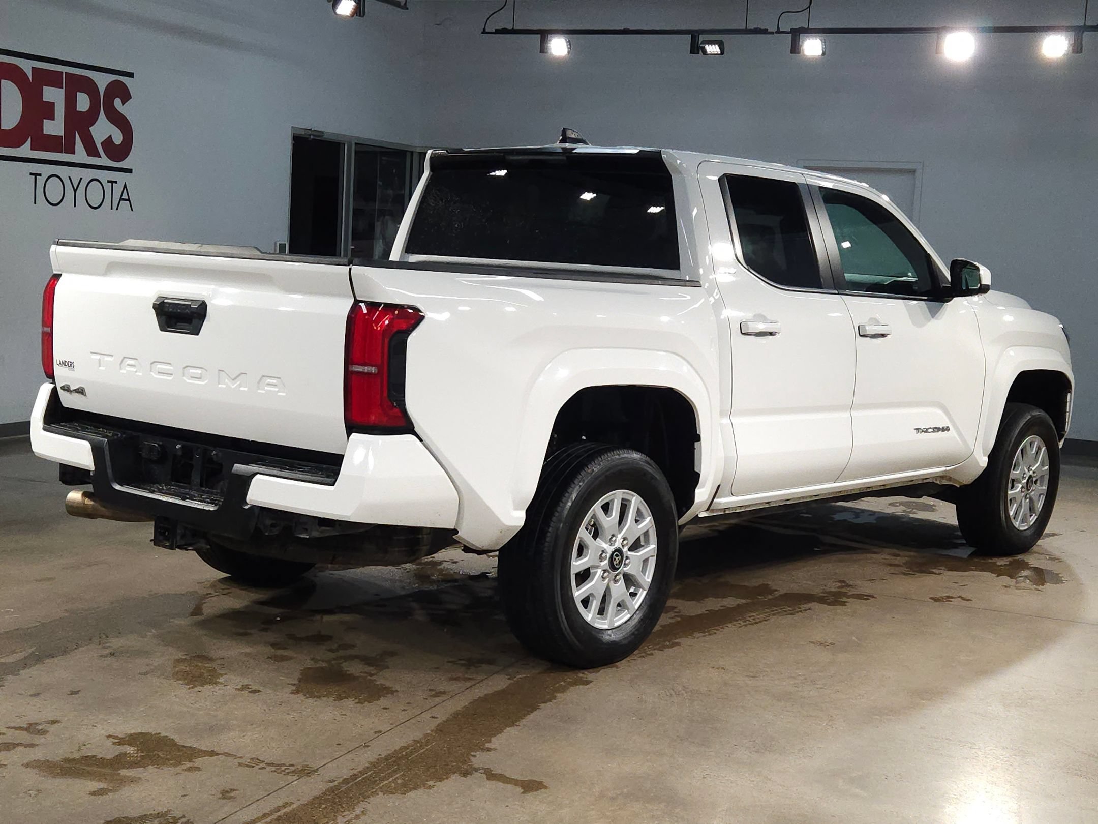 Used 2025 Toyota Tacoma SR5 AWD/4WD image 7