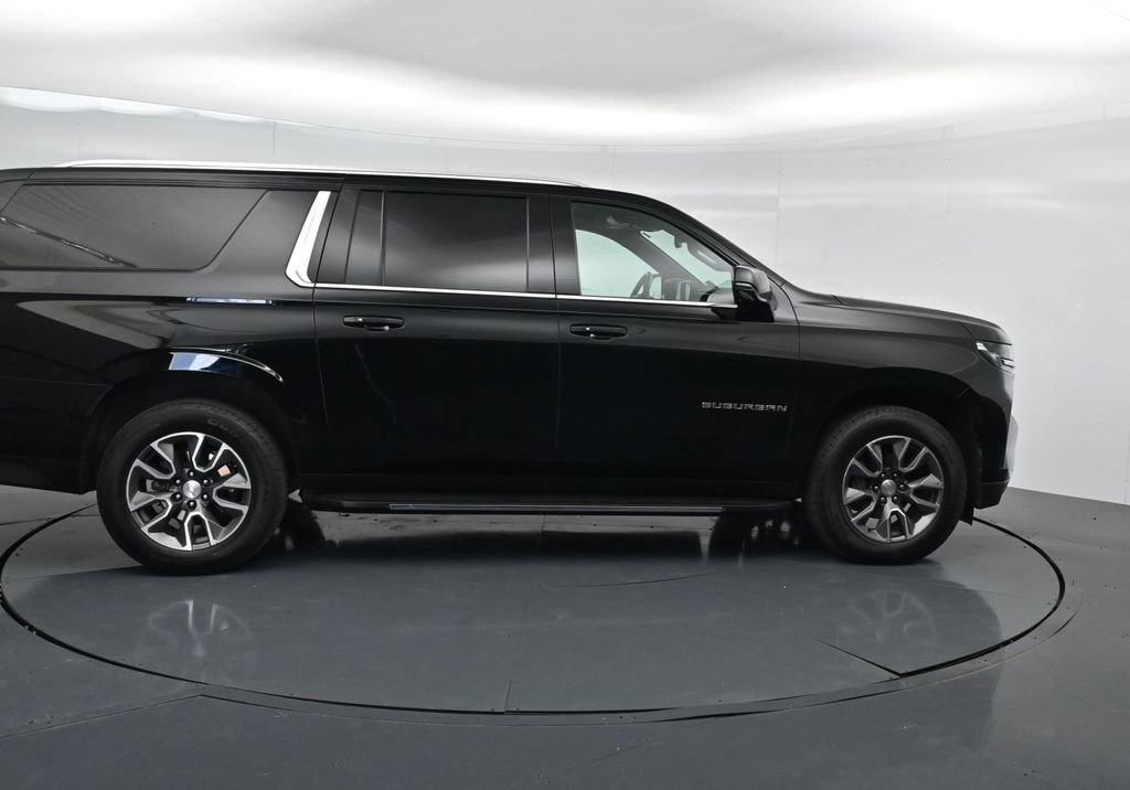 Used 2024 Chevrolet Suburban LT w/ LT Signature Plus Package RWD image 8