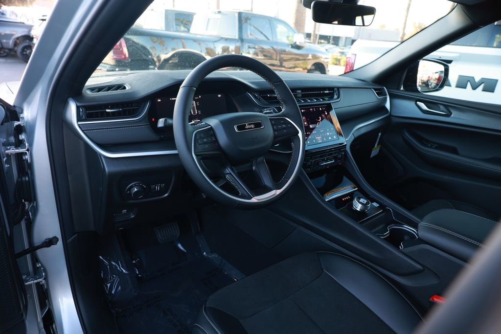New 2025 Jeep Grand Cherokee Altitude AWD/4WD image 10