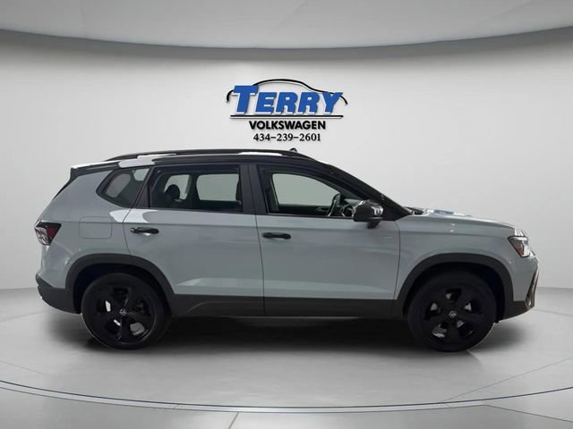 New 2026 Volkswagen Taos SE image 1