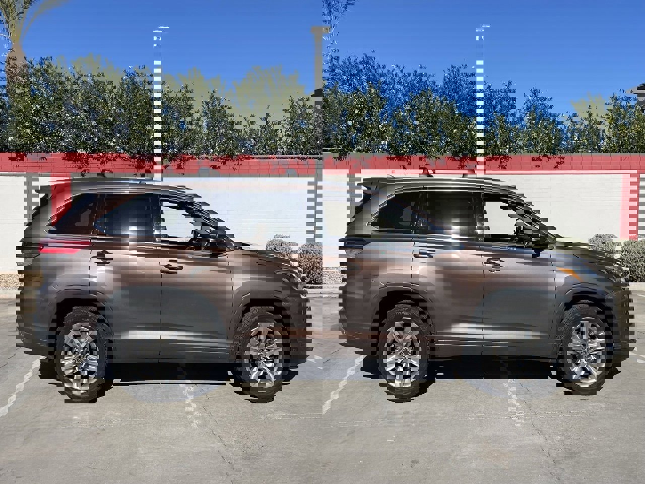 Used 2017 Toyota Highlander Limited image 3