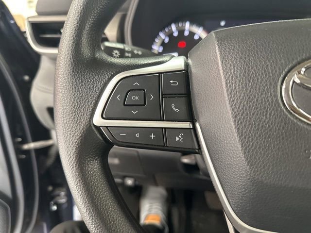 Used 2023 Toyota Highlander L AWD/4WD image 6