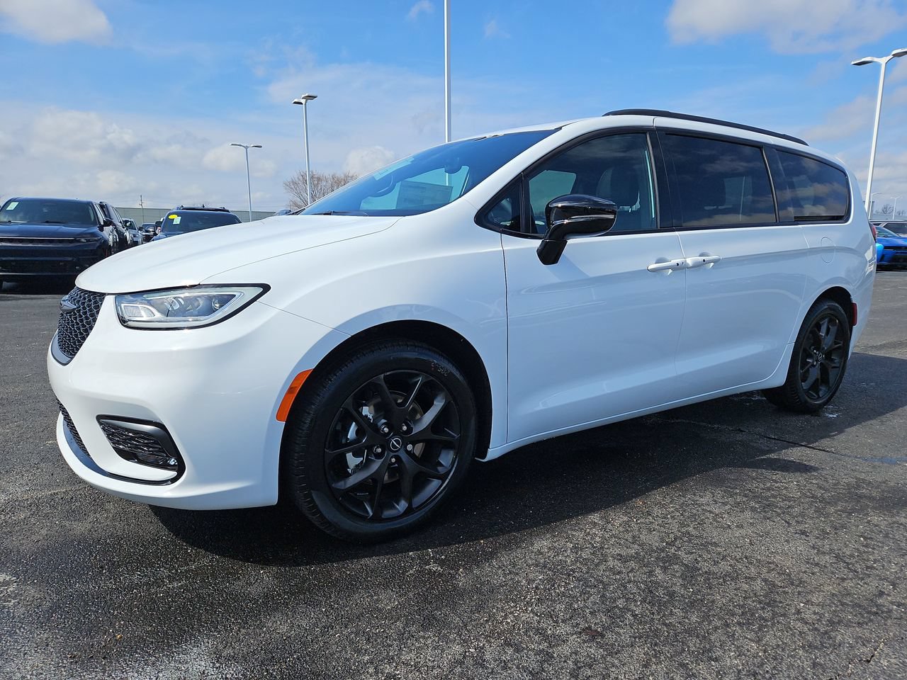 New 2026 Chrysler Pacifica Select w/ S Appearance Package FWD image 3