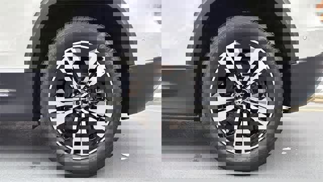 Used 2025 Mercedes-Benz GLB 250 4MATIC image 13