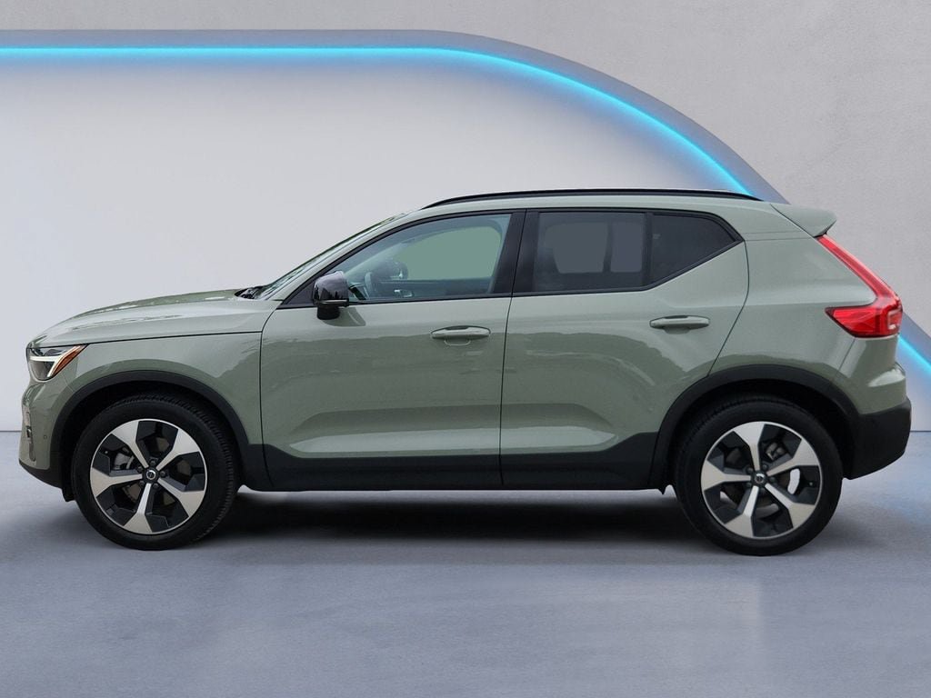 Certified 2025 Volvo XC40 B5 Plus AWD/4WD image 6