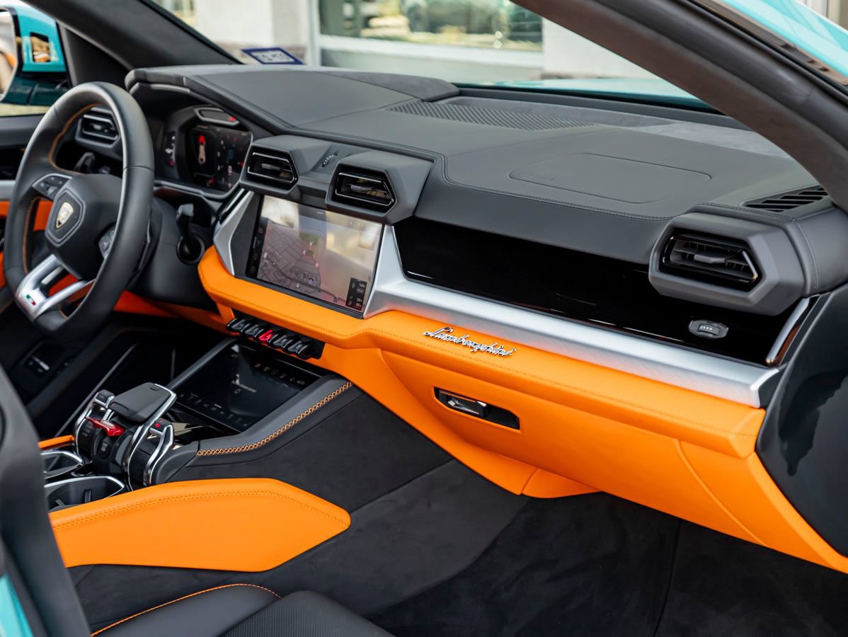 Used 2025 Lamborghini Urus SE AWD/4WD image 37