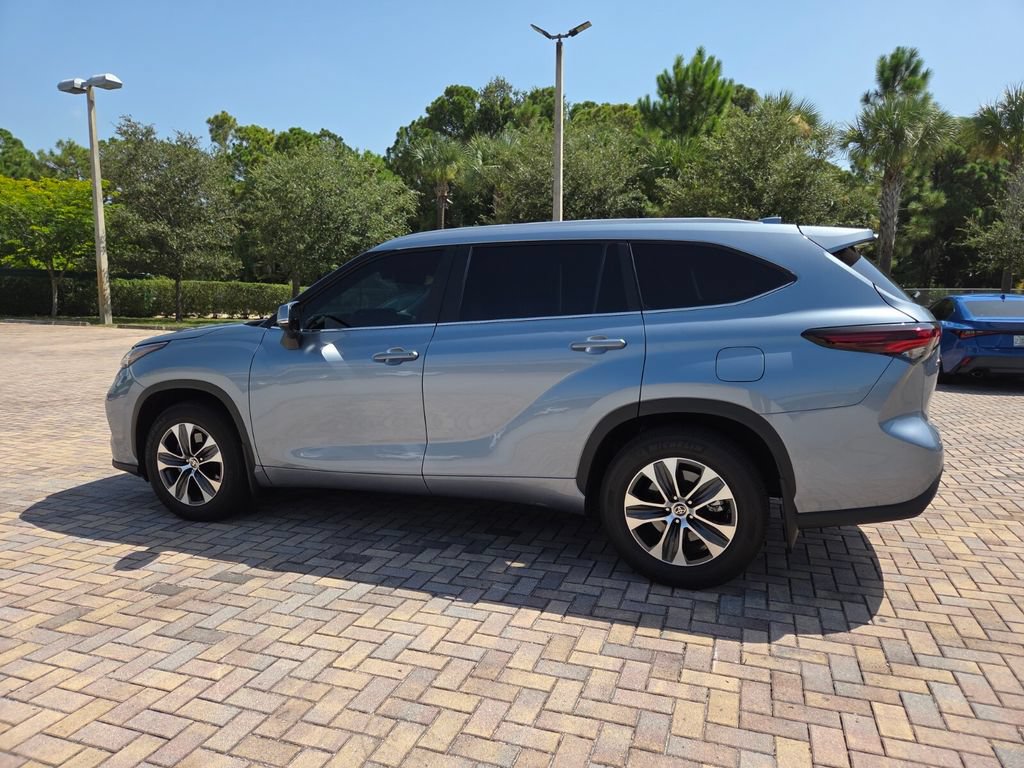 Used 2024 Toyota Highlander XLE FWD image 9