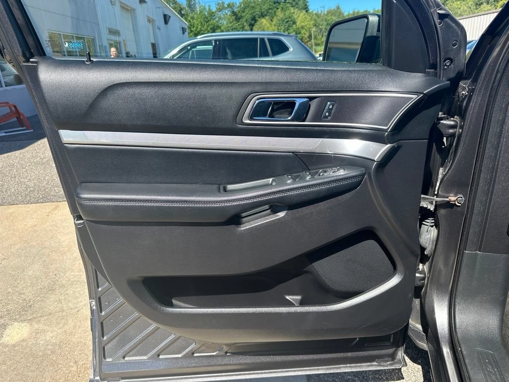 Used 2017 Ford Explorer XLT w/ Equipment Group 202A AWD/4WD image 15
