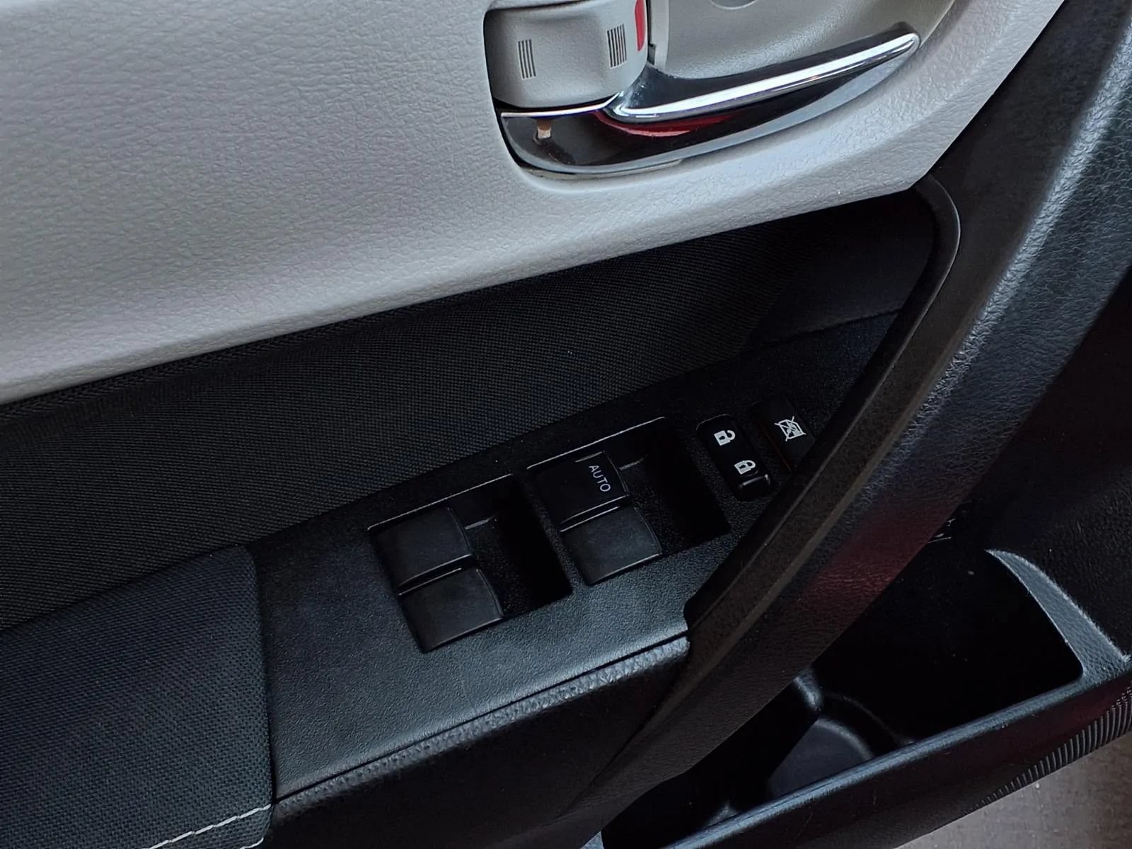Used 2016 Toyota Corolla LE FWD image 25