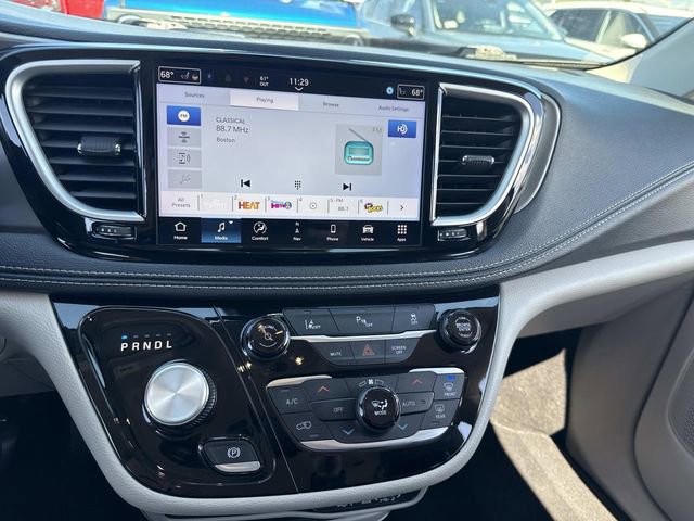 Used 2024 Chrysler Pacifica Limited FWD image 23