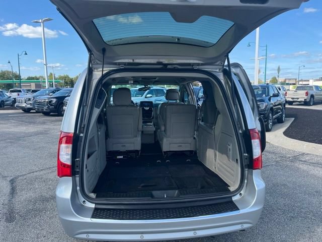 Used 2012 Chrysler Town & Country Touring-L w/ Entertainment Group #2 FWD image 39
