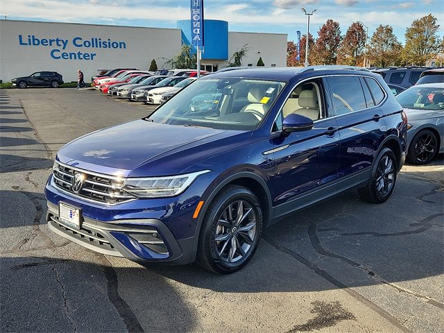 Used 2022 Volkswagen Tiguan SE w/ Panoramic Sunroof Package image 3