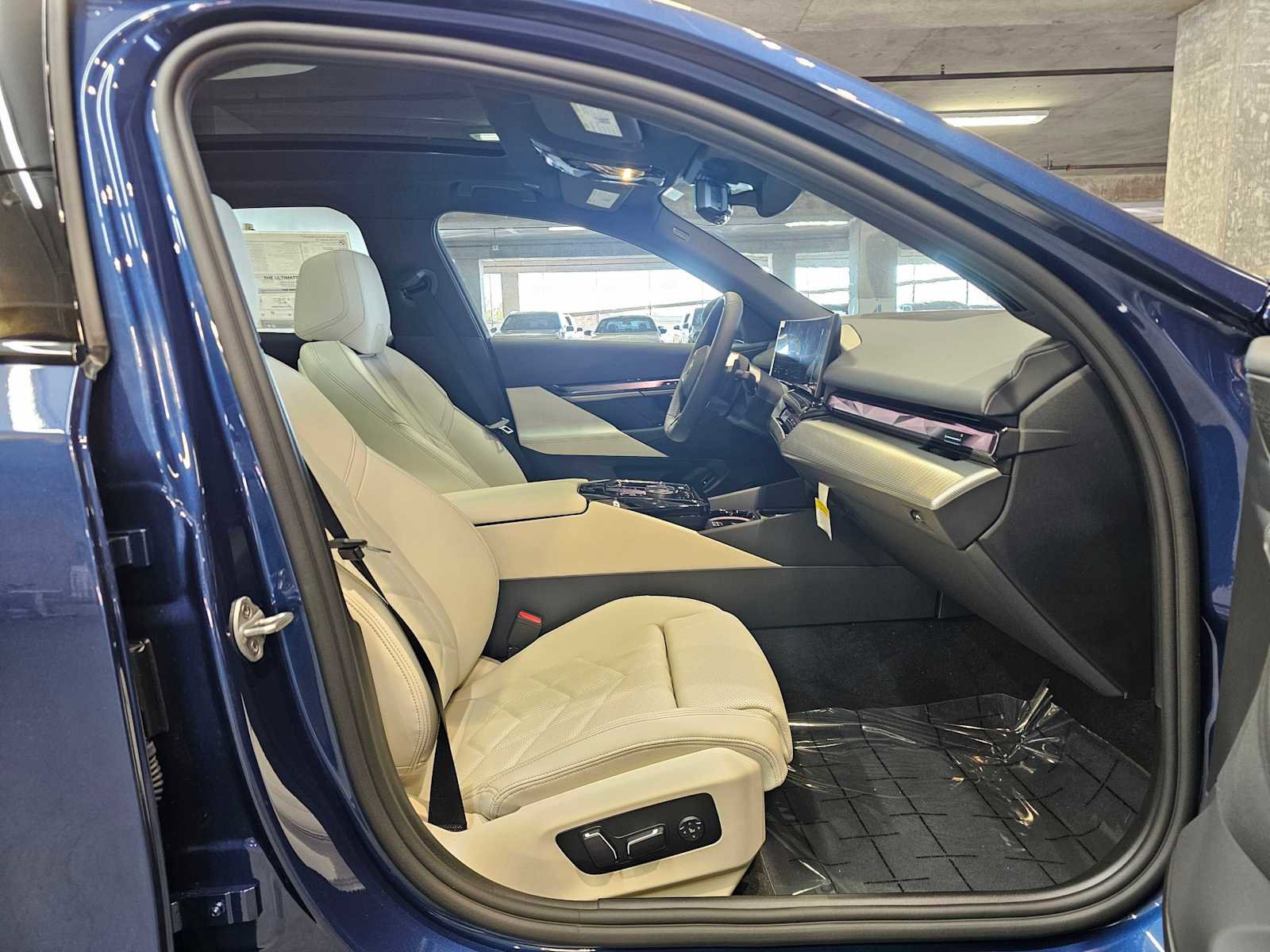 New 2026 BMW 550e xDrive w/ Premium Package image 27