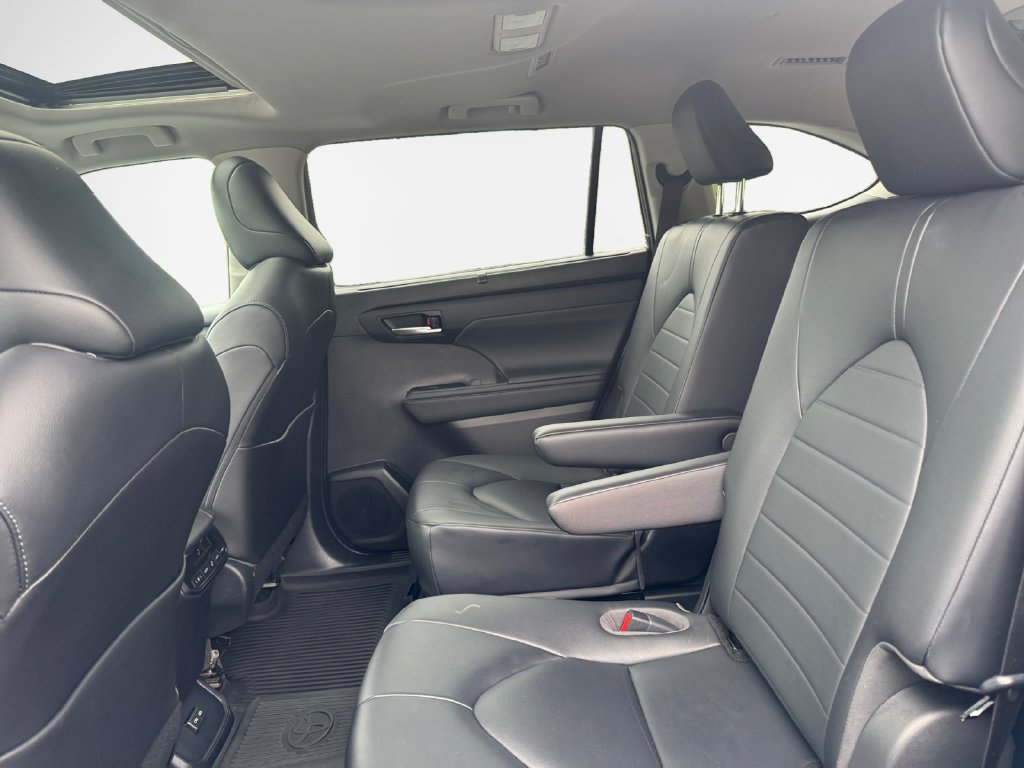 Used 2023 Toyota Highlander XLE AWD/4WD image 24