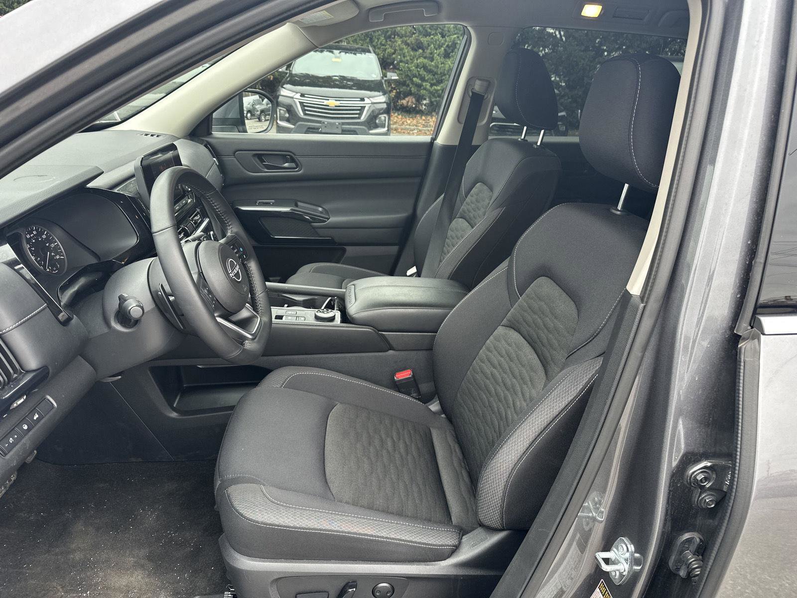 Used 2025 Nissan Pathfinder SV image 14