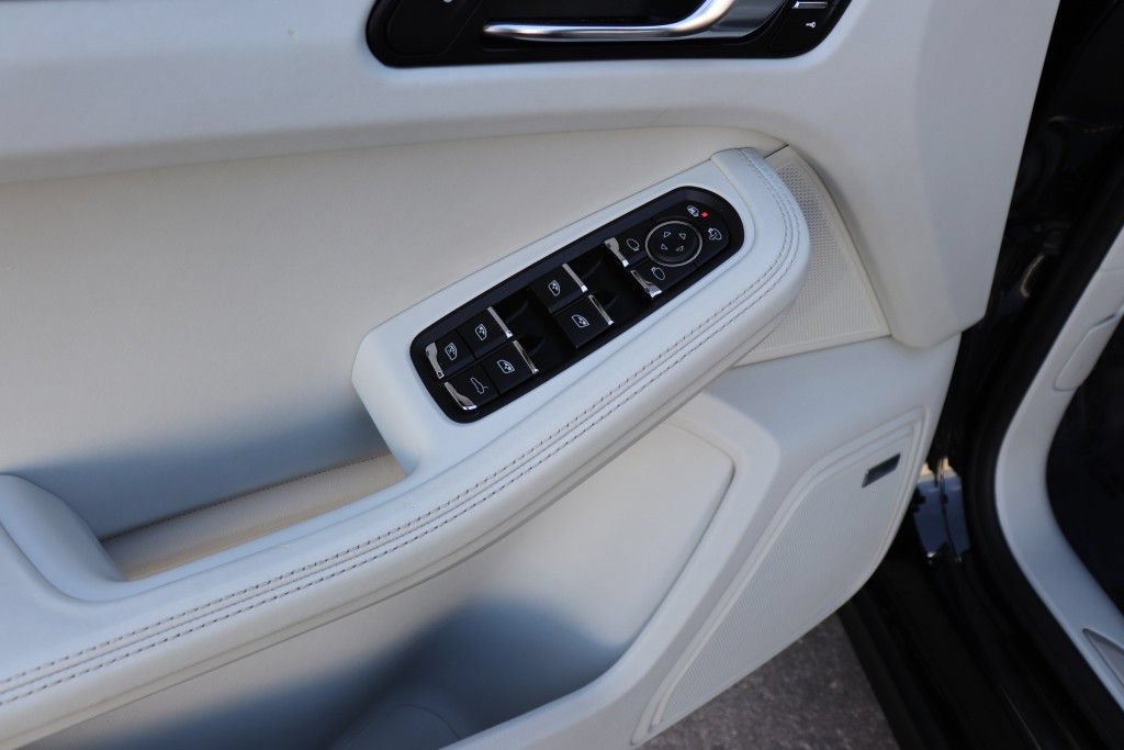 Used 2018 Porsche Macan Turbo AWD/4WD image 37