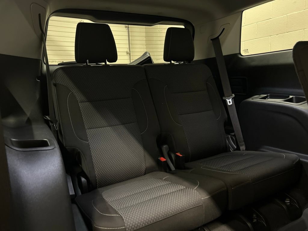 Used 2023 GMC Acadia SLE w/ Driver Convenience Package FWD image 10