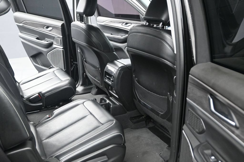 Used 2022 Jeep Grand Cherokee L Limited w/ Black Appearance Package RWD image 19