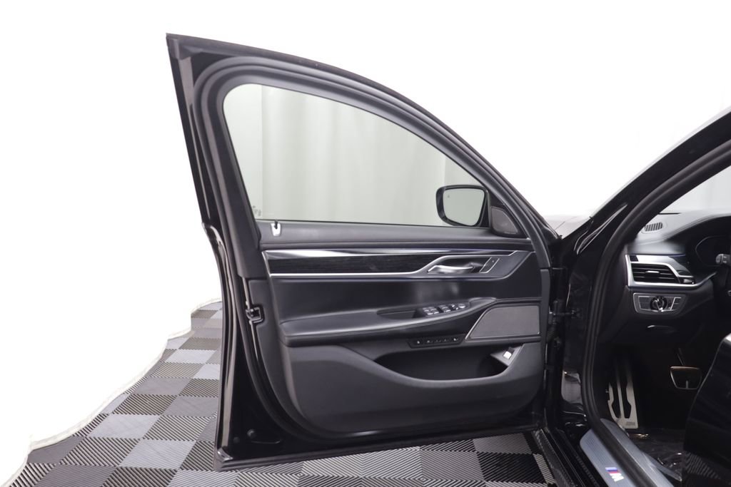 Certified 2022 BMW 750i xDrive w/ Autobahn Package AWD/4WD image 4