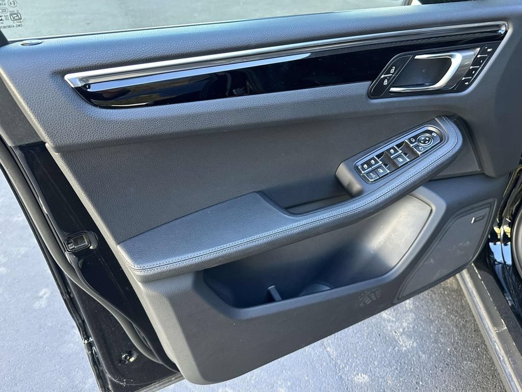 Certified 2025 Porsche Macan AWD/4WD image 16