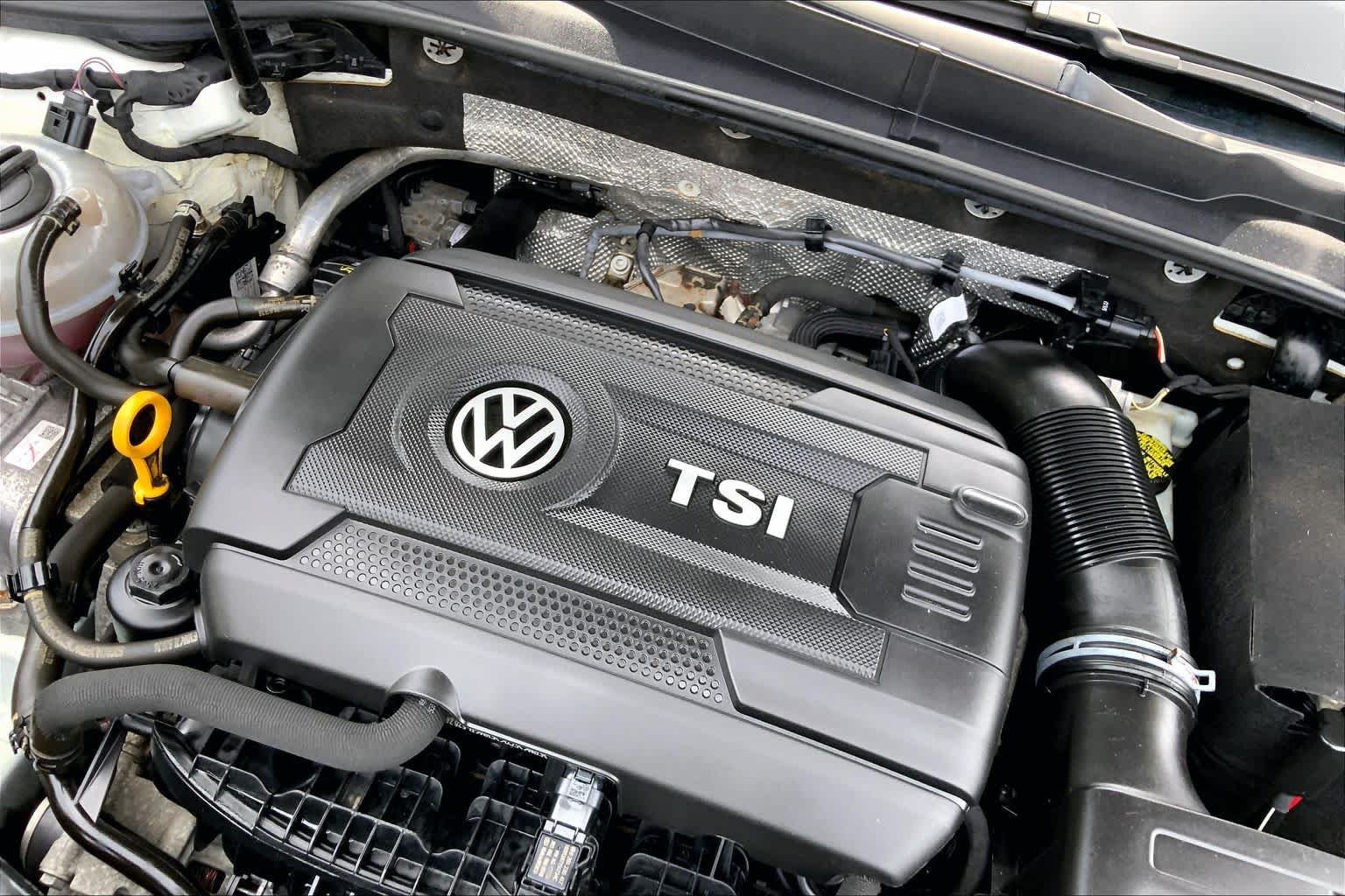 Used 2017 Volkswagen GTI SE FWD image 33