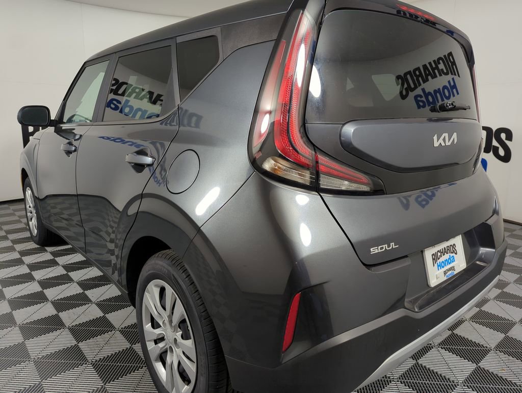 Used 2023 Kia Soul LX image 2