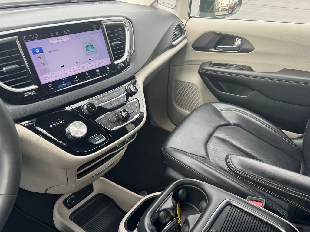 Used 2023 Chrysler Pacifica Touring-L image 13
