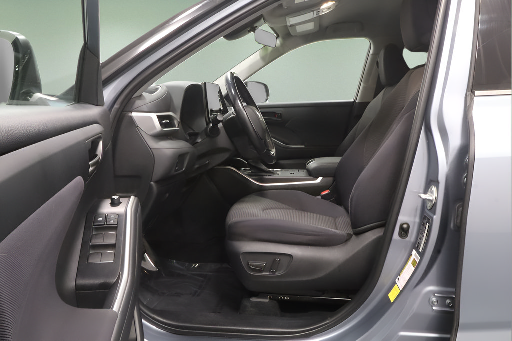 Used 2021 Toyota Highlander LE FWD image 11
