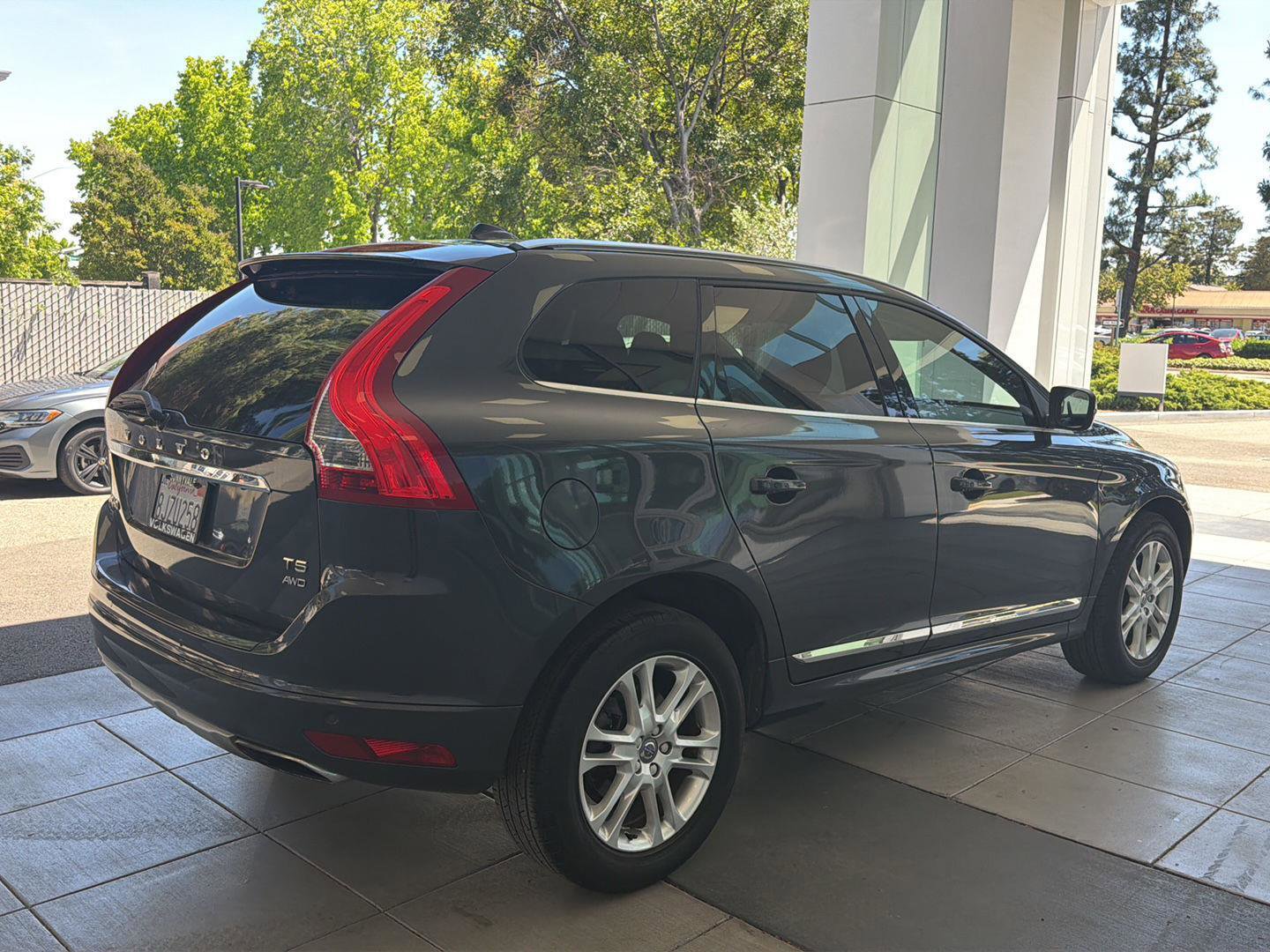 Used 2016 Volvo XC60 T5 Premier w/ Proximity Package AWD/4WD image 6