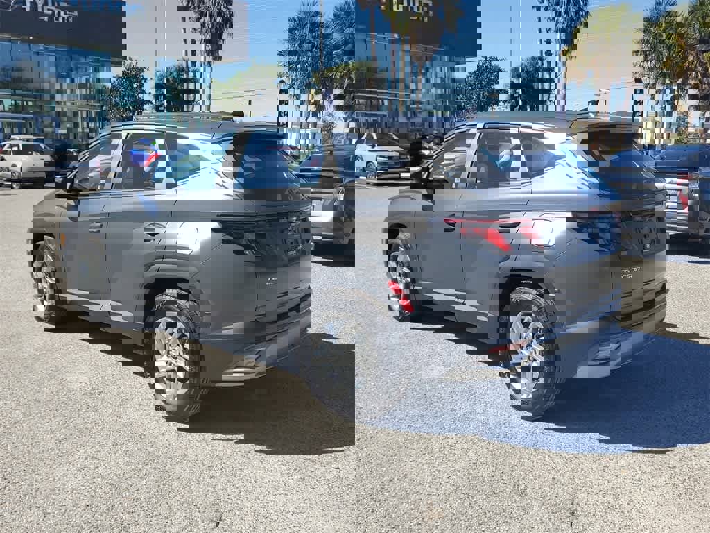 Used 2025 Hyundai Tucson SE image 2