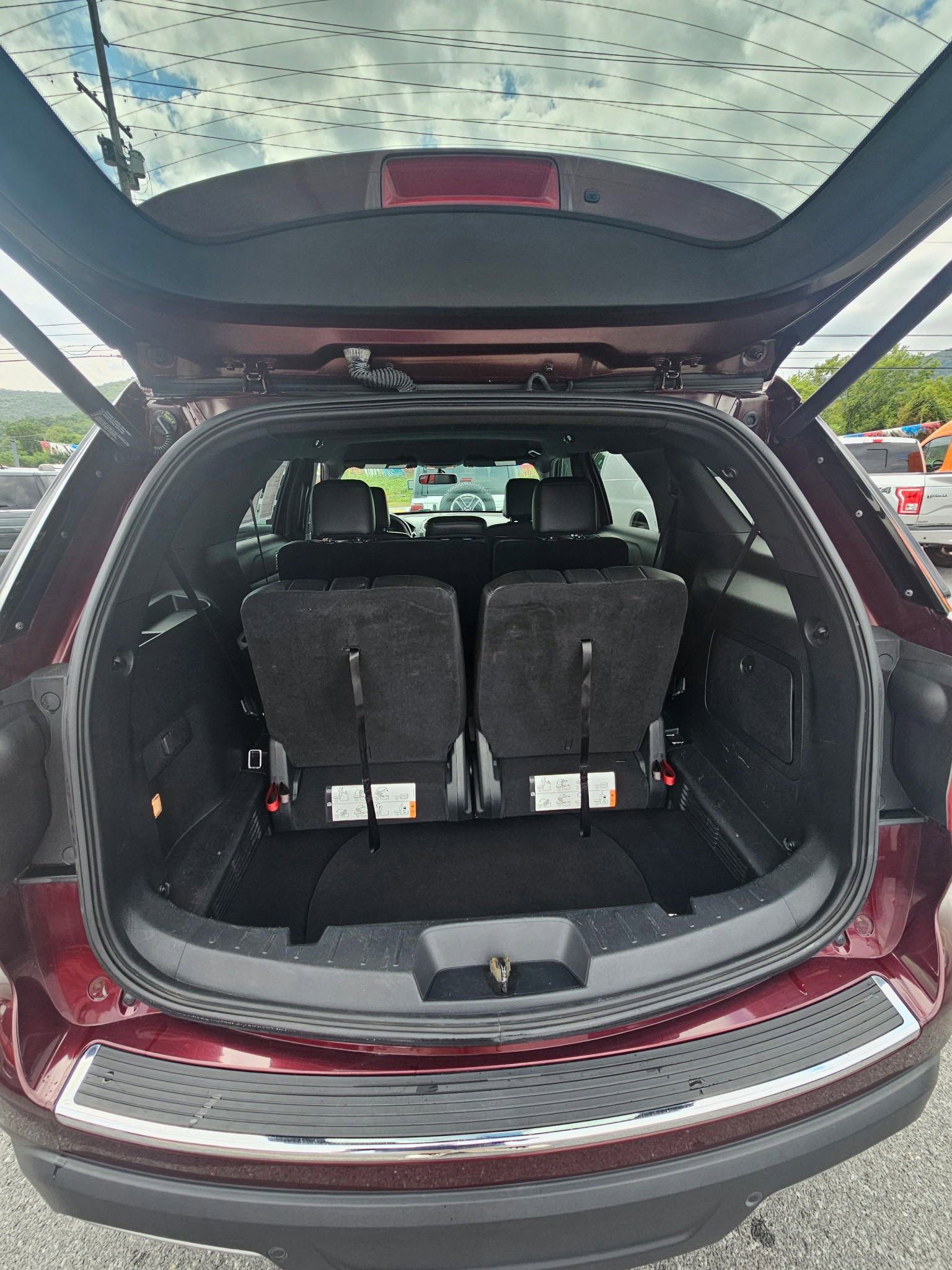 Used 2018 Ford Explorer XLT w/ Equipment Group 202A image 6