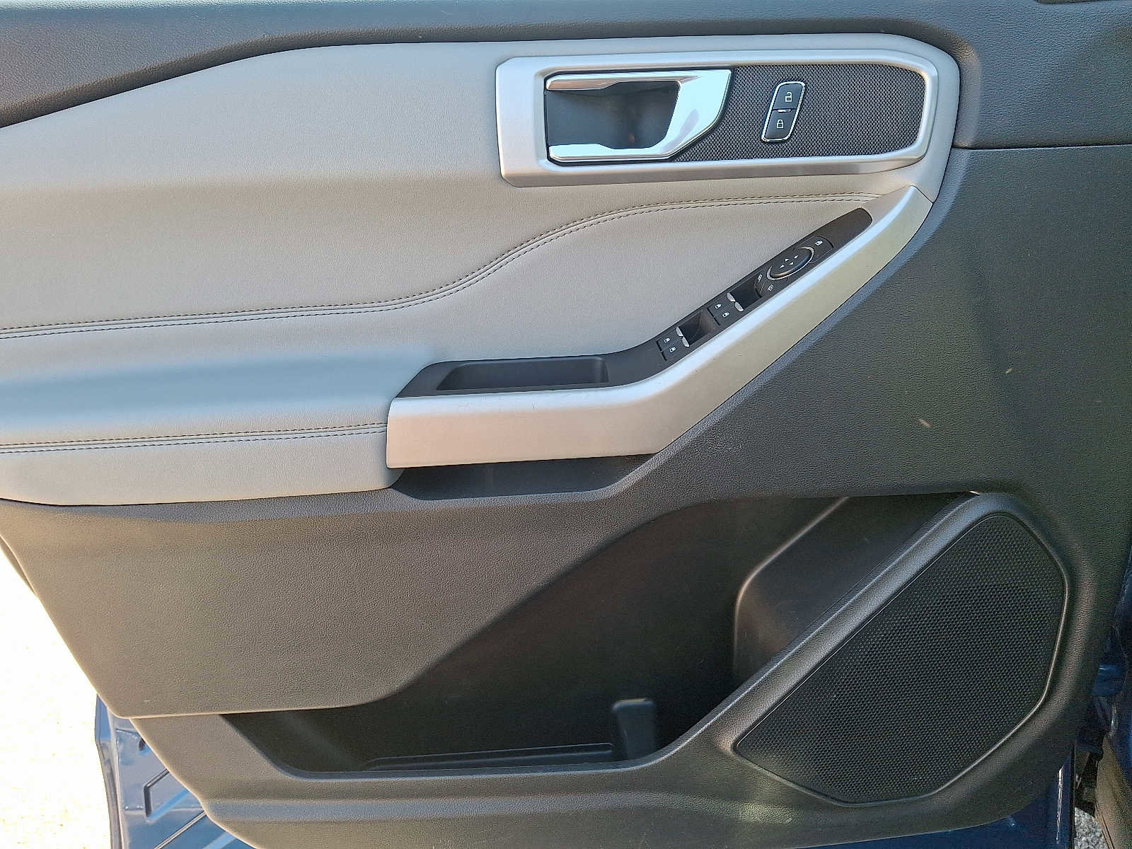 Used 2022 Ford Explorer XLT w/ Equipment Group 202A image 14