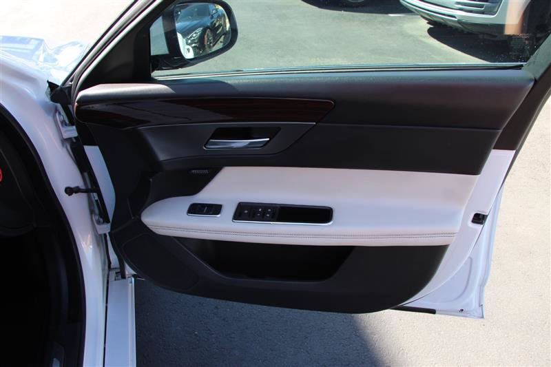 Used 2018 Jaguar XF S AWD/4WD image 32
