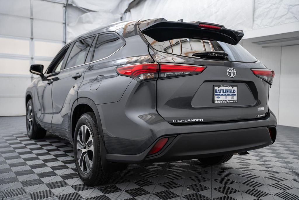 Used 2023 Toyota Highlander XLE AWD/4WD image 5