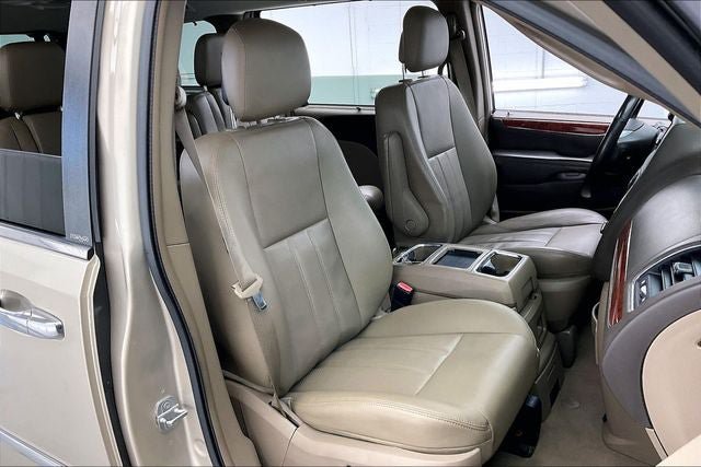 Used 2014 Chrysler Town & Country Touring-L w/ Trailer Tow Group FWD image 7