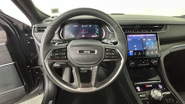 Used 2023 Jeep Grand Cherokee Overland AWD/4WD image 15