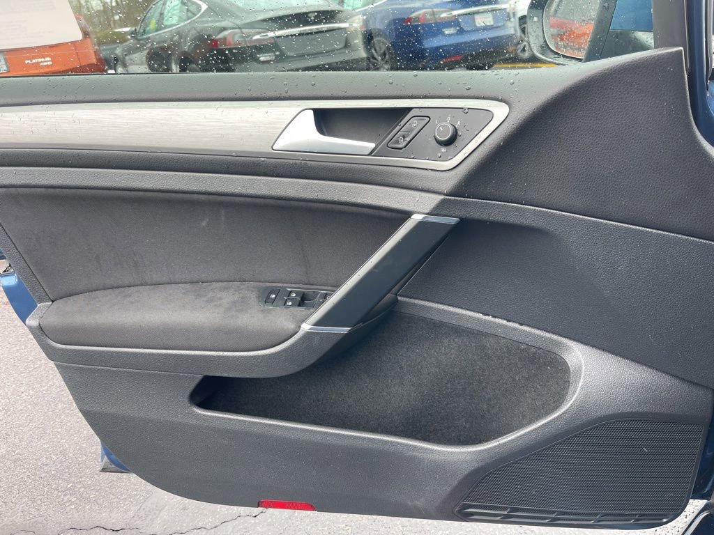 Used 2017 Volkswagen Golf S image 9