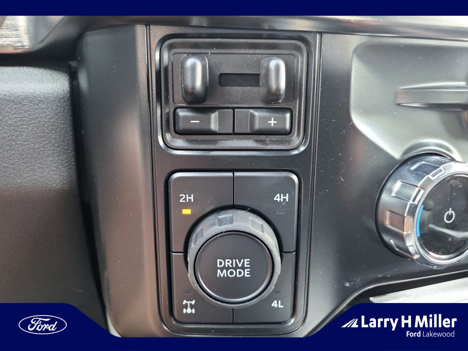 New 2025 Ford F350 Lariat w/ Black Appearance Package image 31