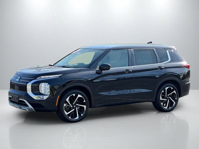Used 2023 Mitsubishi Outlander SE image 3