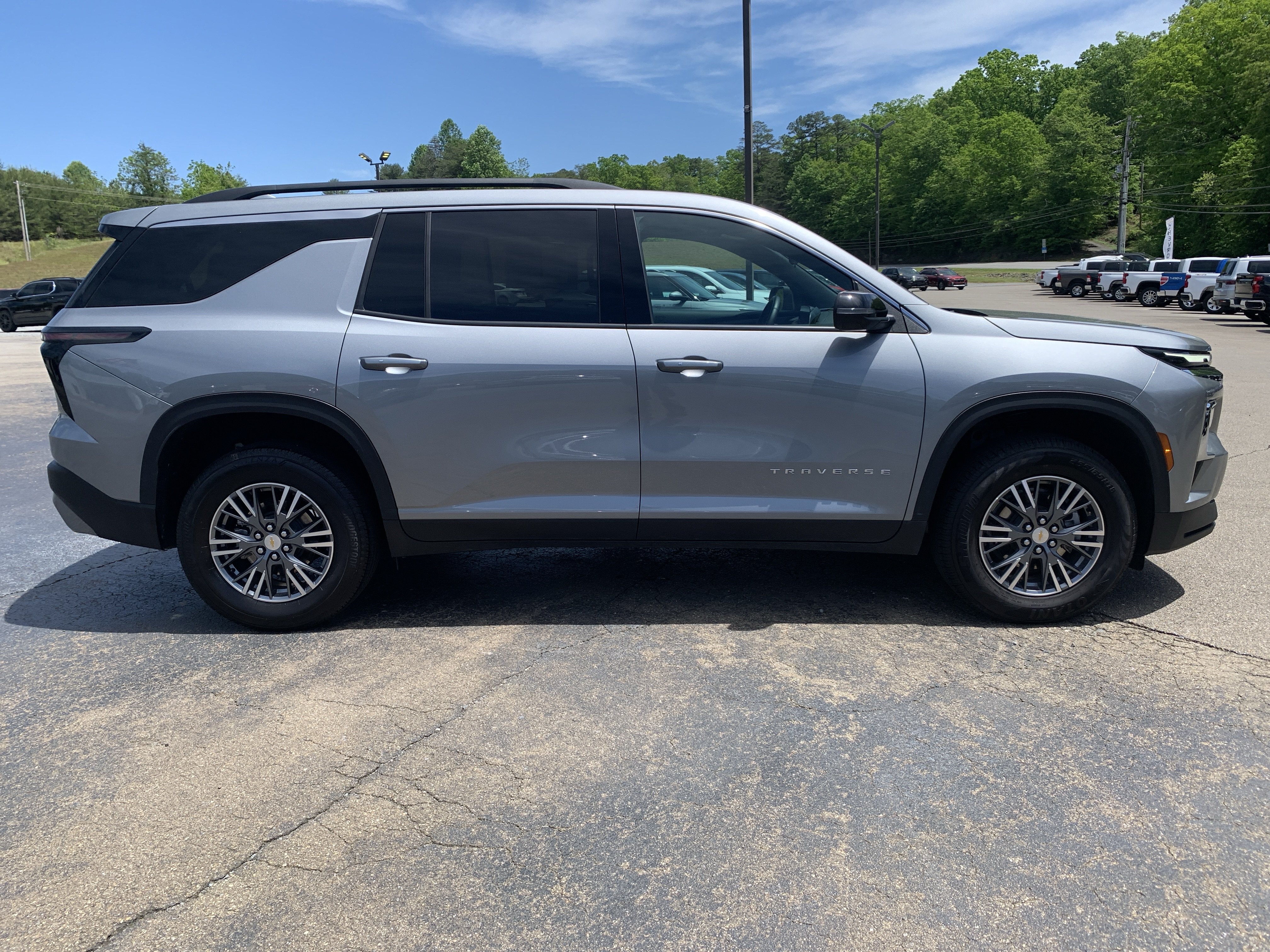 Used 2025 Chevrolet Traverse LT FWD image 10