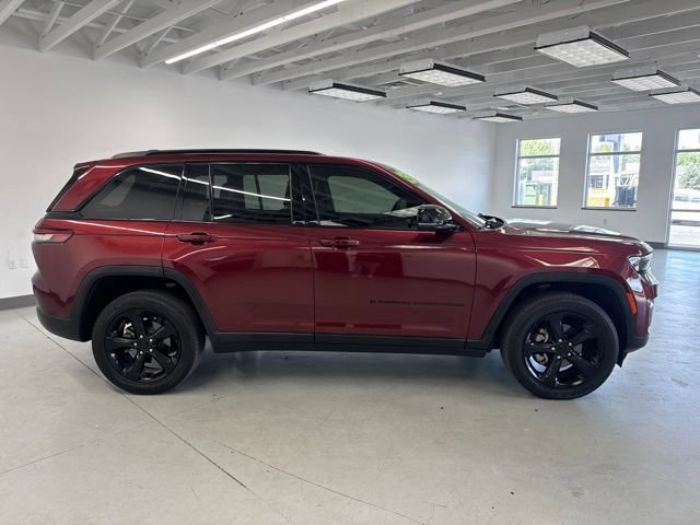 Used 2023 Jeep Grand Cherokee Altitude AWD/4WD image 16