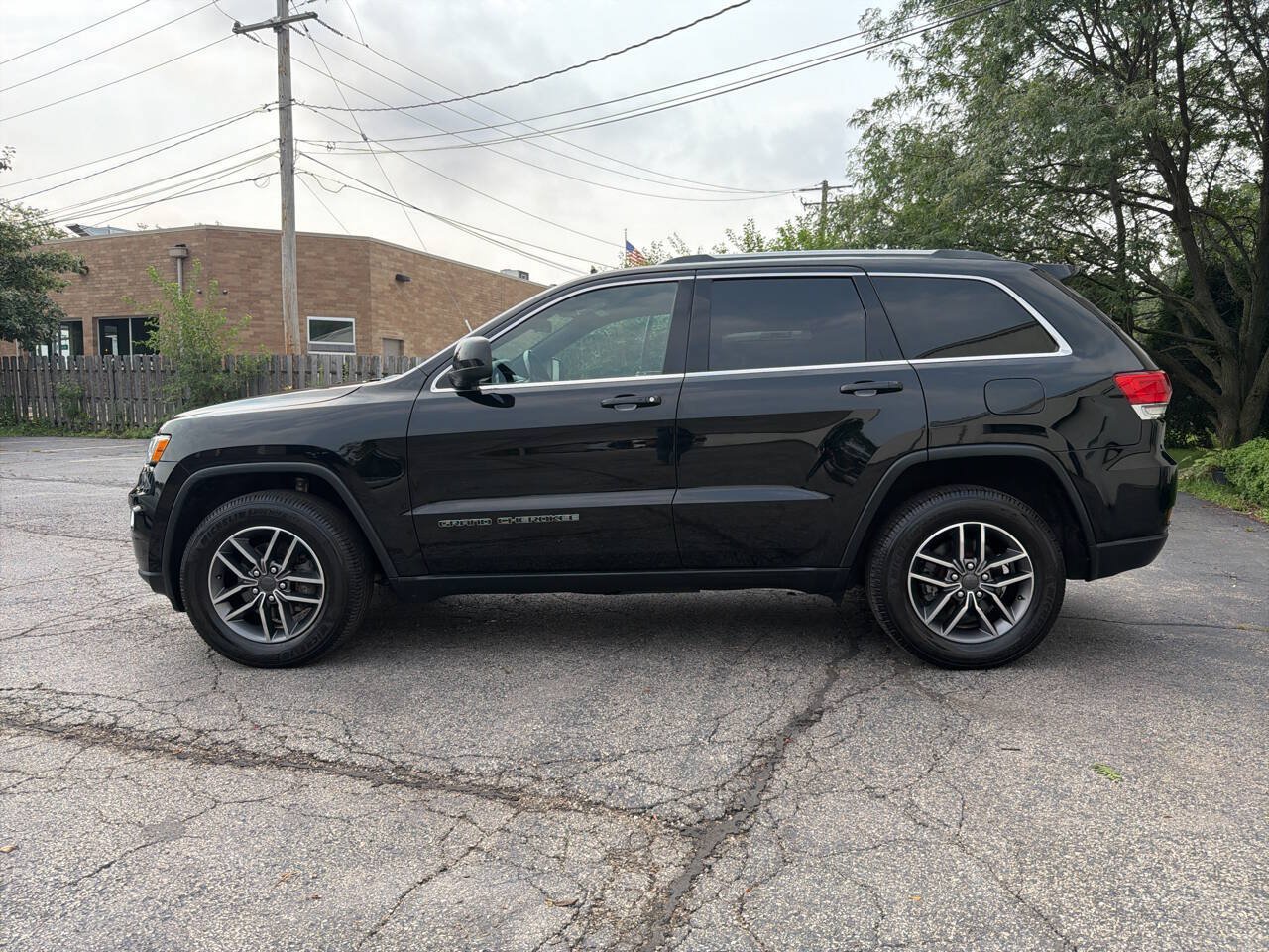 Used 2019 Jeep Grand Cherokee Laredo AWD/4WD image 3