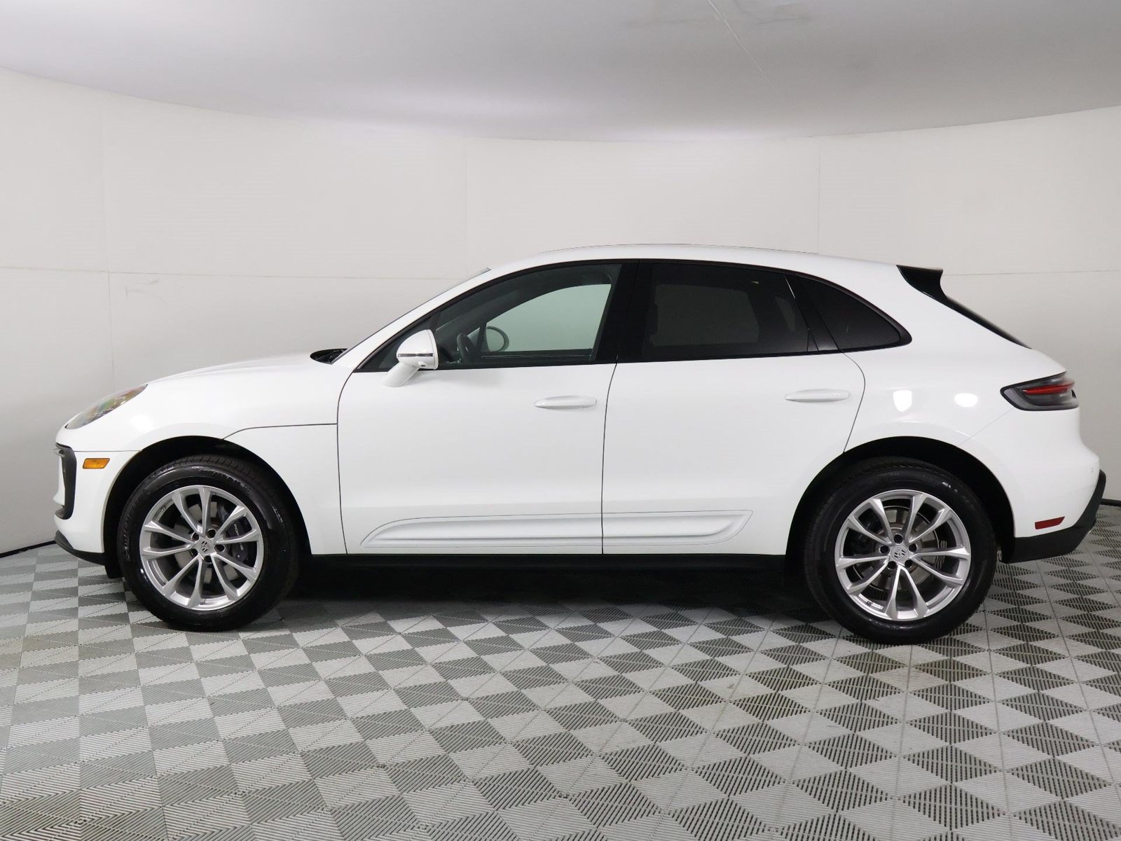 Certified 2026 Porsche Macan AWD/4WD image 2