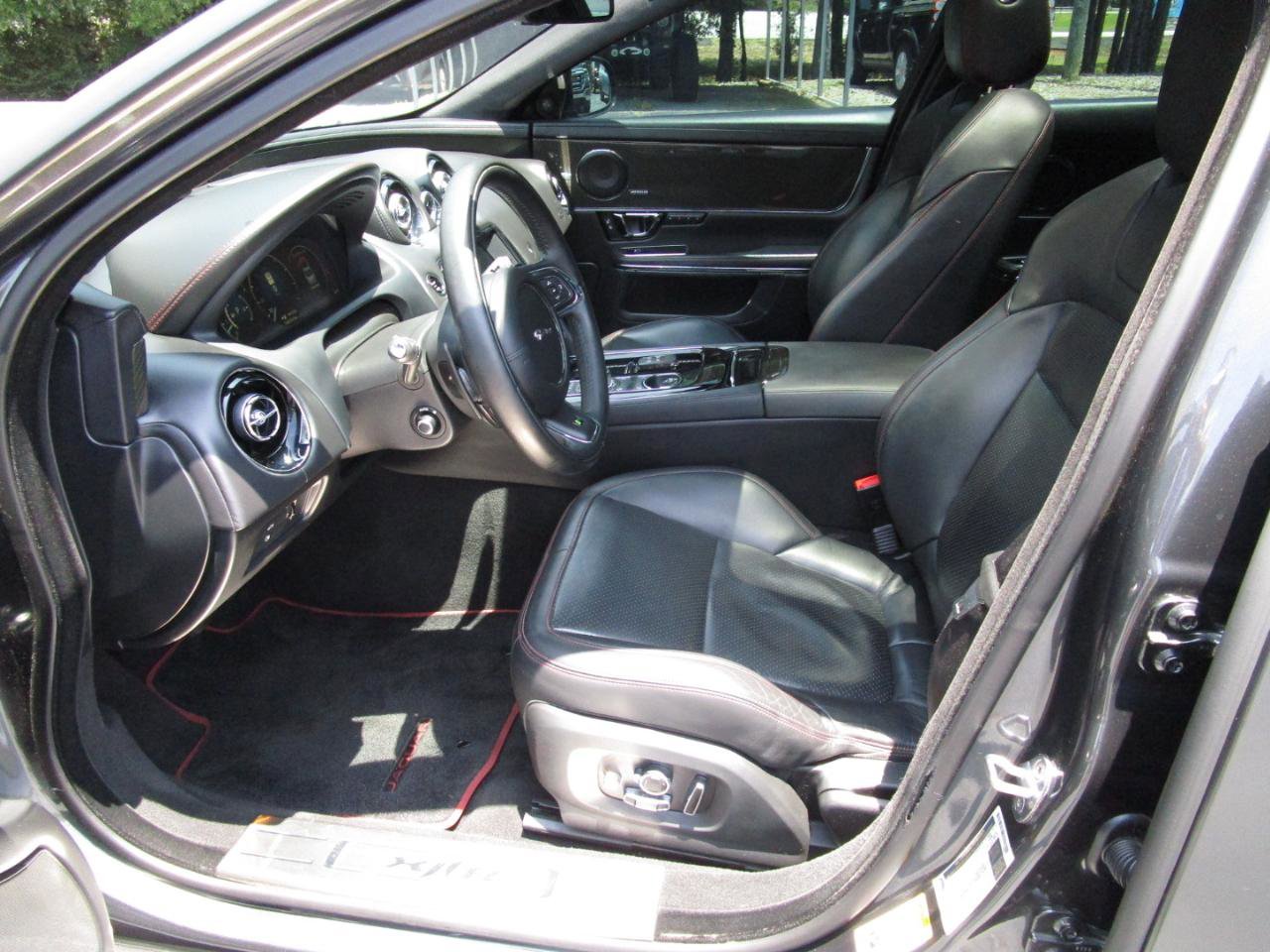 Used 2016 Jaguar XJ R RWD image 22