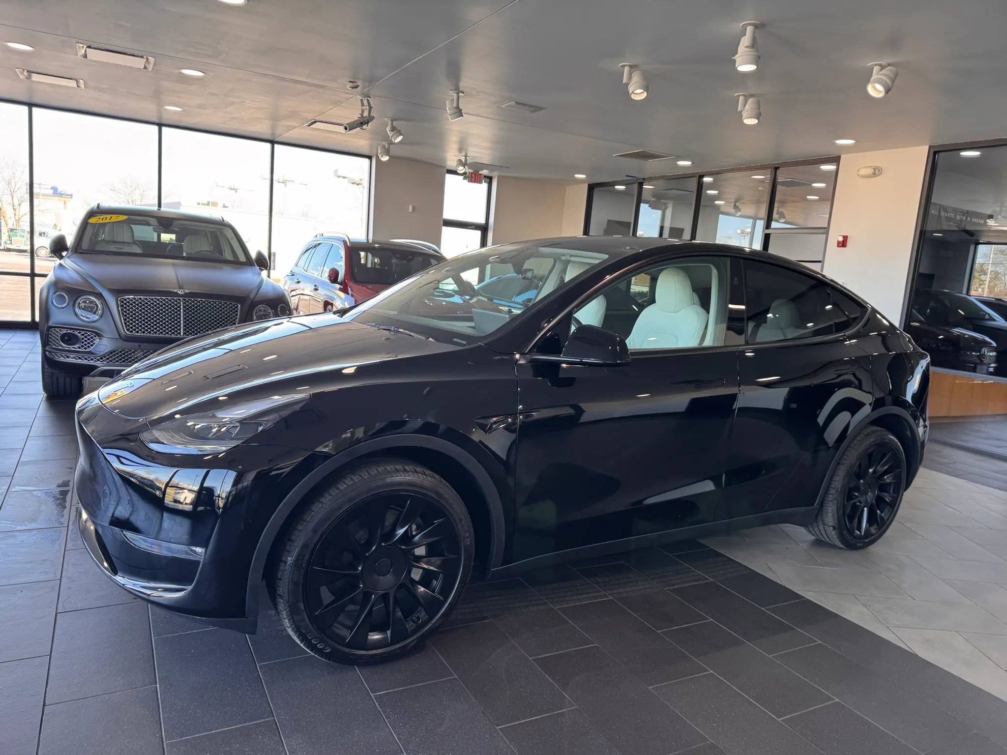 Used 2023 Tesla Model Y Long Range AWD/4WD image 2