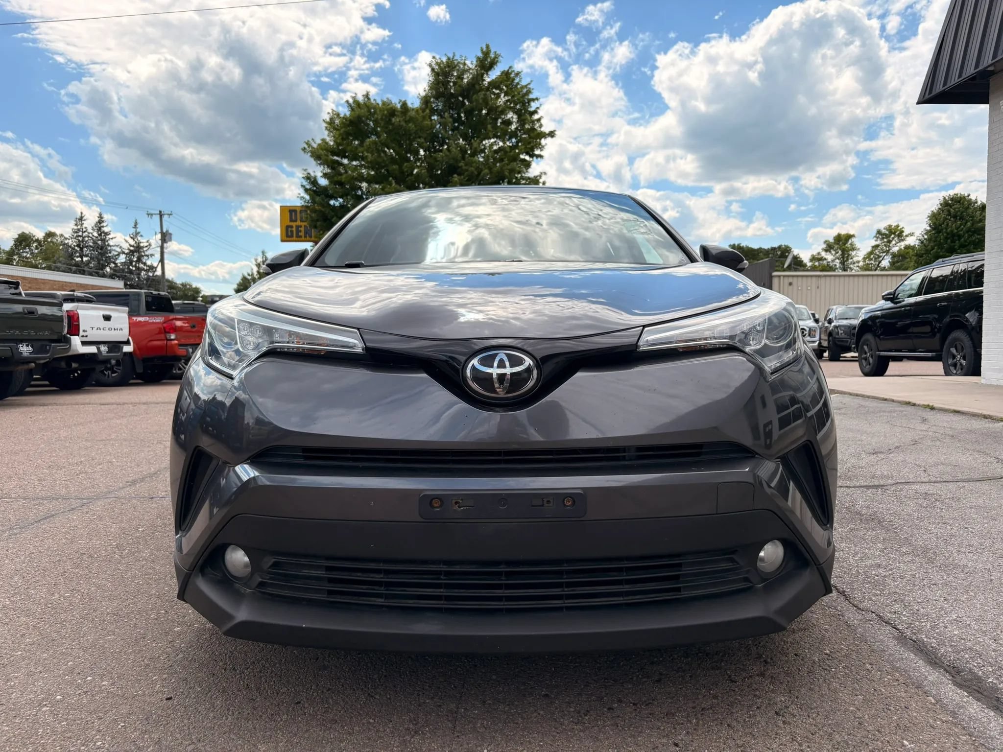Used 2018 Toyota C-HR XLE FWD image 3