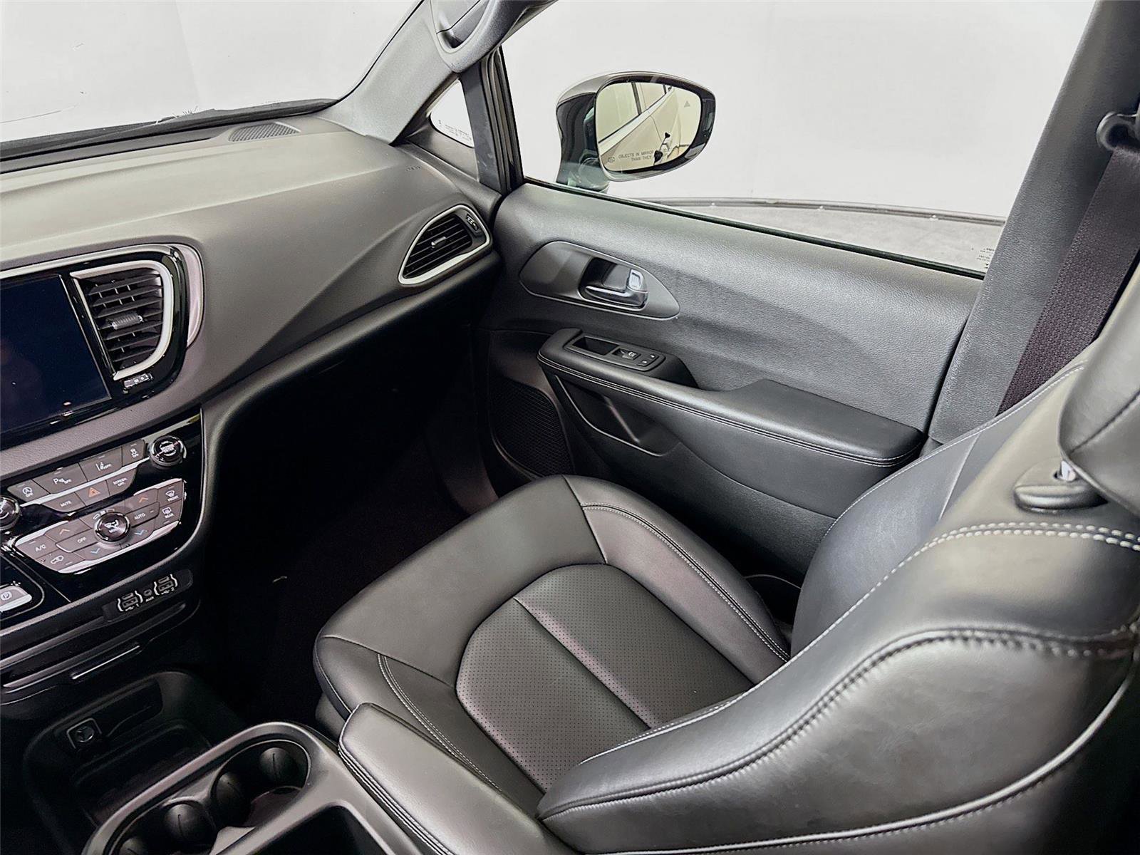 Used 2025 Chrysler Pacifica Select image 24