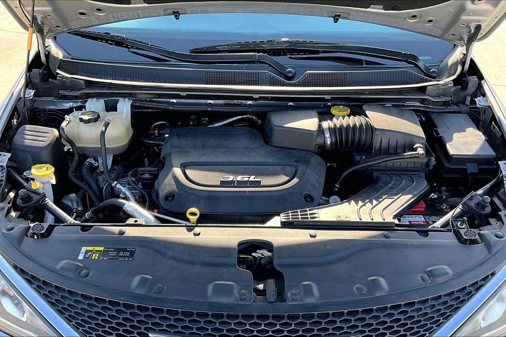 Used 2018 Chrysler Pacifica Touring-L image 31